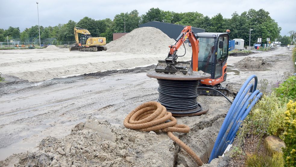 Baustelle Adeweg: Ein Teilabschnitt wird neu gestaltet. Am neuen Feuerwehrgerätehaus entstehen neue Parkplätze (helle Sandfläche links). Foto: Thomas Dirks