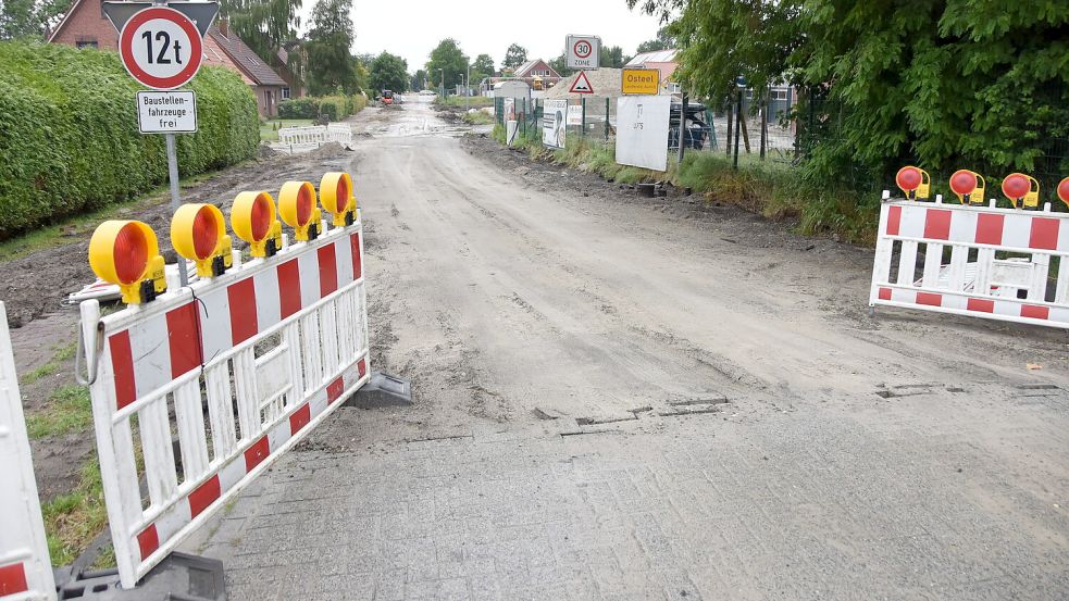 Die Einfahrt von der Bundesstraße 72 in den Adeweg ist gesperrt. Nur Baustellenfahrzeuge und Anlieger dürfen noch hineinfahren. Foto: Thomas Dirks
