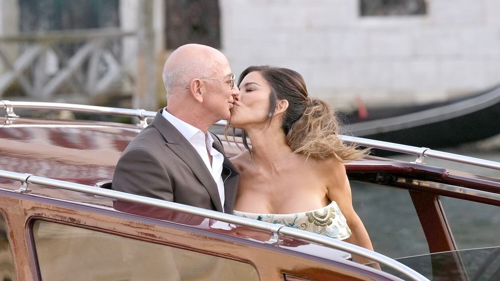 Ein Kuss im Wassertaxi: Jeff Bezos und Lauren Sánchez Foto: Luca Bruno/AP/dpa