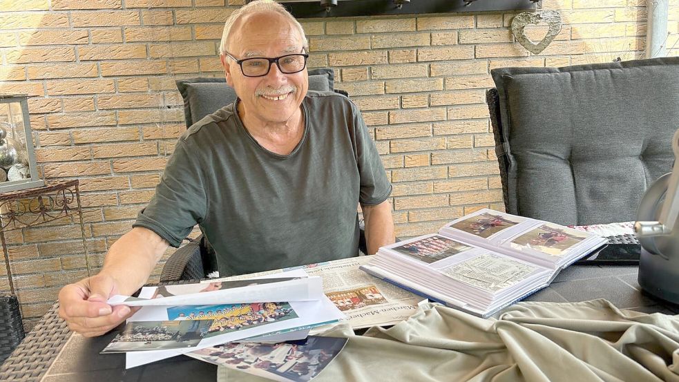 Der Wiesmoorer Karl-Heinz Hellmers hat in den Jahren viele Fotos und Zeitungsausschnitte gesammelt. Foto: Marco Lindenbeck