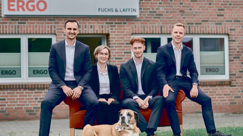 Kompetenz hoch vier in der ERGO-Gebietsvertretung von Ben Fuchs. Von links: Ben Fuchs, Marina Janssen, Jonas Mannott, Lukas Tütje und Bürohund „Flex“. Fotos: Timo Müller Fotografie