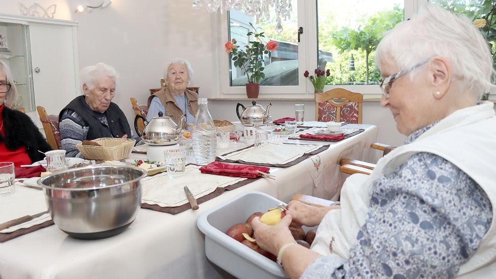 Alles, was die Gäste zu Hause tun, wird auch in der Dalhoffsburg gemacht. Hier sitzt eine gemütliche Runde beim Tee zusammen und schält schon mal Kartoffeln für das Mittagessen.