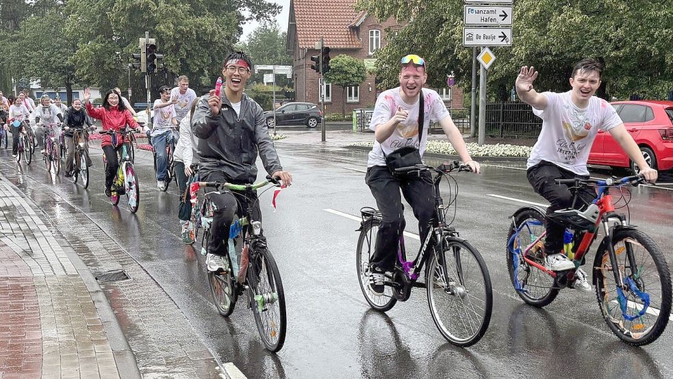 Einigen reichte der Regen nicht. Wasserpistolen gehörten zu dem Spaß dazu. Foto: Lasse Paulsen