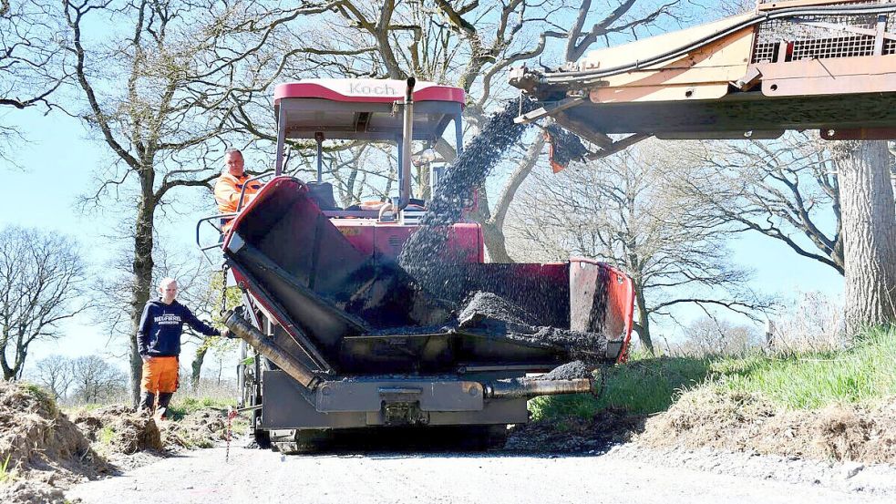 Große Geräte sanieren die Bundesstraße 436 samt Radweg. Die Arbeiten sind abgeschlossen. Nun kommt bald der Kreisverkehr dran. Foto: NLStBV