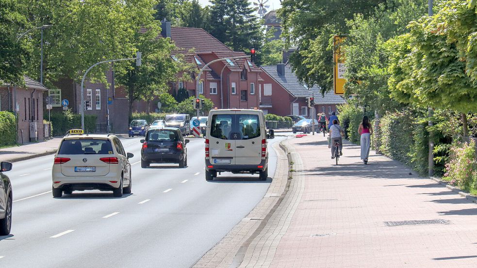 Die Von-Jhering-Straße ist eine Bundesstraße und gehört zu den Hauptverkehrsadern in der Stadt Aurich. Sie liegt direkt an Niedersachsens größtem Gymnasium Ulricianum. Foto: Romuald Banik