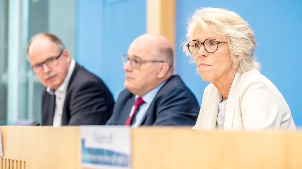 Kommissionschefin Christiane Schönefeld, Arbeitgeber-Verhandlungsführer Steffen Kampeter (M) und Gewerkschaftsverhandlungsführer Stefan Körzell sind sich einig beim Mindestlohn. Foto: Michael Kappeler/dpa