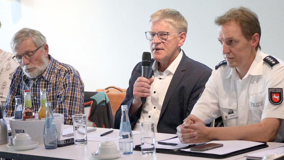 Aurichs Bürgermeister Horst Feddermann (Mitte) hatte sich auf der Sitzung des jüngsten Verkehrsausschusses zum Thema Tempo-30 geäußert. Bei der Ratssitzung ließ er sich vertreten. Foto: Romuald Banik