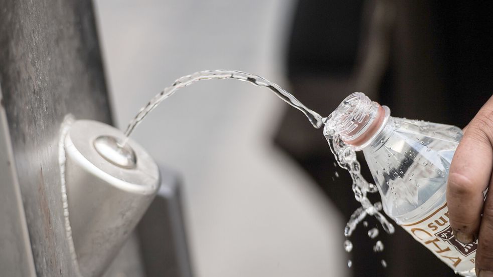 An öffentlichen Trinkbrunnen können sich Bürger kostenlos mit Wasser versorgen. Foto: DPA