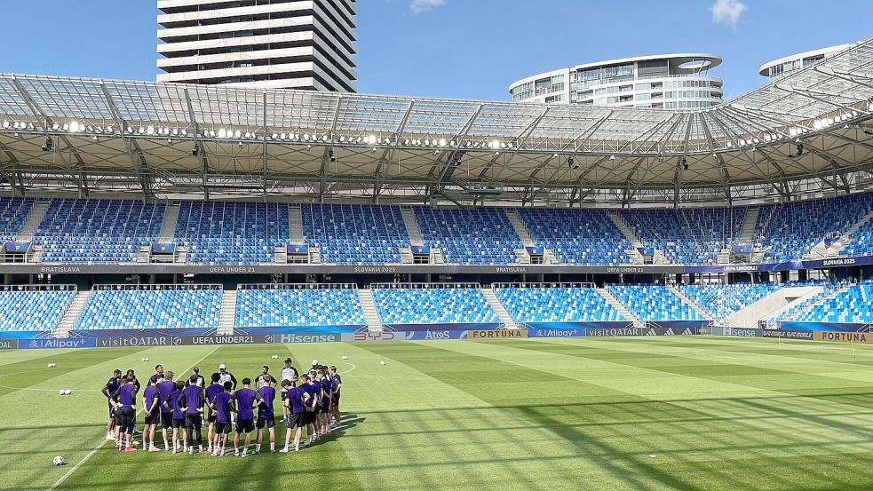Die U21 stimmt sich auf das EM-Finale ein. Foto: Christian Kunz/dpa