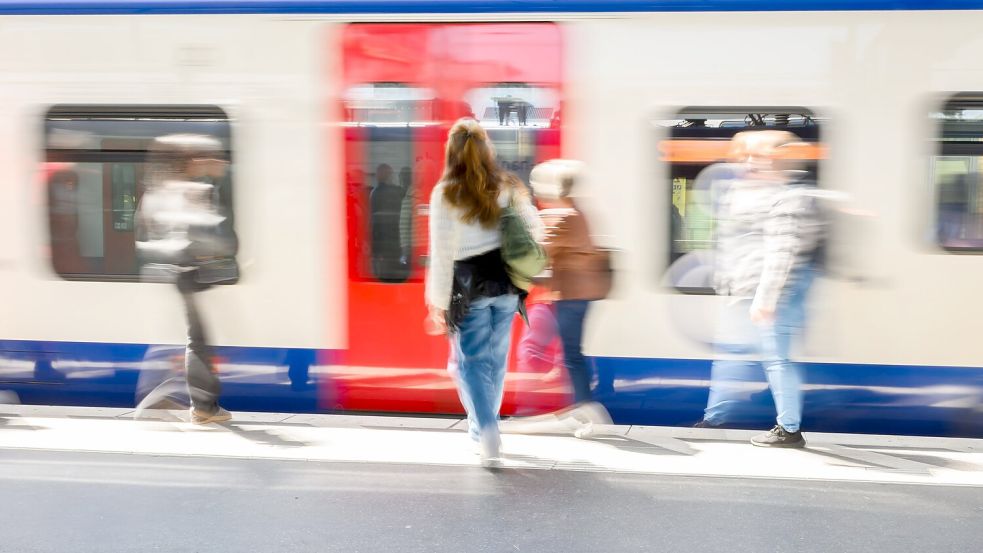 Die Zukunft des Deutschlandabos für den öffentlichen Nahverkehr bleibt ungewiss. (Archivbild) Foto: Julian Stratenschulte/dpa