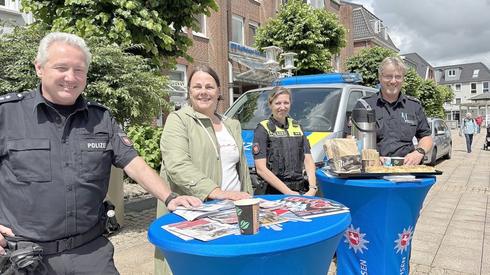 Proten mit Schandarms auf dem Auricher Marktplatz: Cort Fisser, Sabine Kahmann, Imke Ross und Ewald Einnolf von der Polizei Aurich-Wittmund (von links). Foto: Mieke Matthes