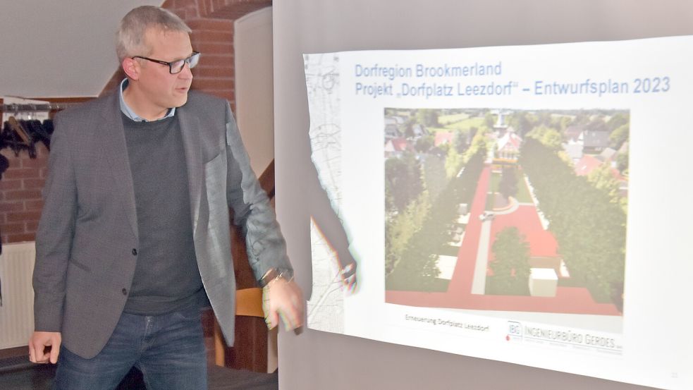 Jochen Behrends ist auch Brookmerlander Bauamtsleiter. Er erläutert er 2023 den Plan für die inzwischen gescheiterte Neugestaltung des Dorfplatzes in Leezdorf. Foto: Thomas Dirks