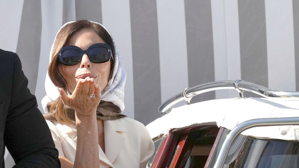 Ein Kussmund für die Paparazzi: Lauren Sánchez. Foto: Antonio Calanni/AP/dpa