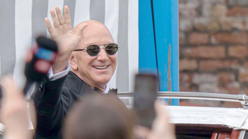 Jezz Bezos winkt den Fotografen zumindest zu. Foto: Luca Bruno/AP/dpa