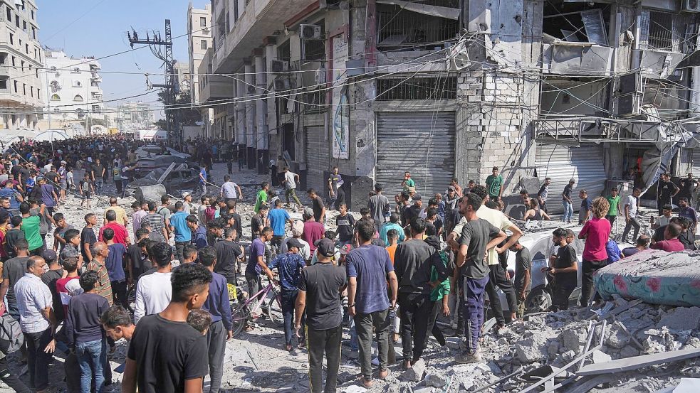 Einem palästinensischen Bericht zufolge wurden in Gaza erneut mehrere Menschen getötet. Foto: Jehad Alshrafi/AP/dpa