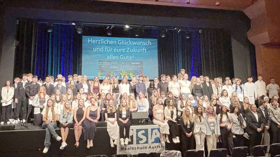 157 Absolventen und Absolventinnen der Realschule erhielten am Donnerstag ihre Zeugnisse in der Auricher Stadthalle. Foto: Mieke Matthes