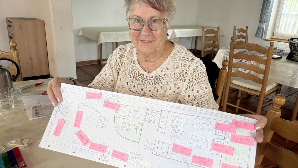 Hält bei der Auswahl der Künstler die Fäden in der Hand: Ausstellungsleiterin Karin Schwarz zeigt den Aufbauplan für den 5. Sommer-Kunsthandwerker-Markt, der erstmals ohne den langjährigen Vorsitzenden Holm Eggers im Brakhuis über die Bühne gehen muss. Foto: Udo Hippen