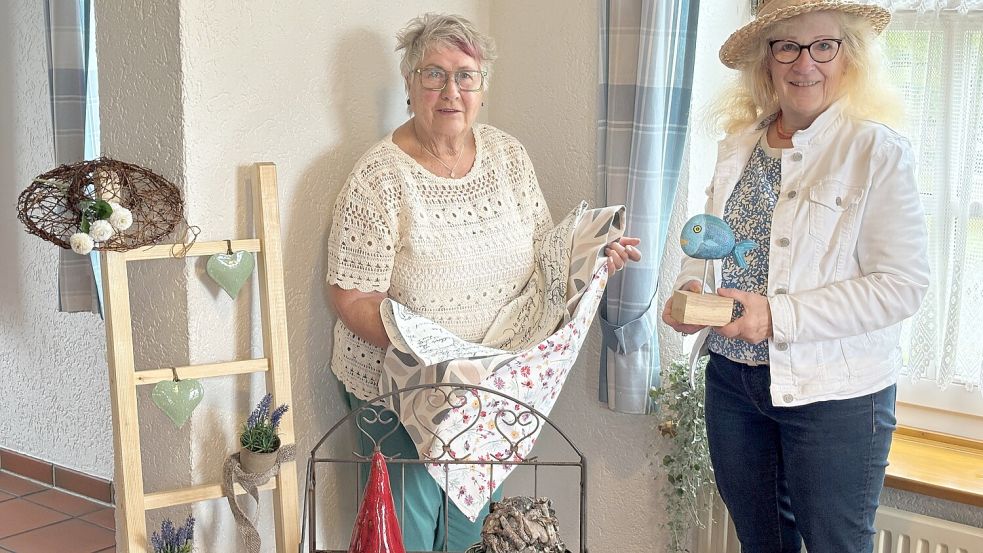 Geht am zweiten Juli-Wochenende das fünfte Mal an den Start: Karin Schwarz und Monika Gronewold vom Förderverein Walle stellten in der Begegnungsstätte „Haus Brakhuis“ das Programm des Sommer-Kunsthandwerker-Marktes vor. Foto: Udo Hippen
