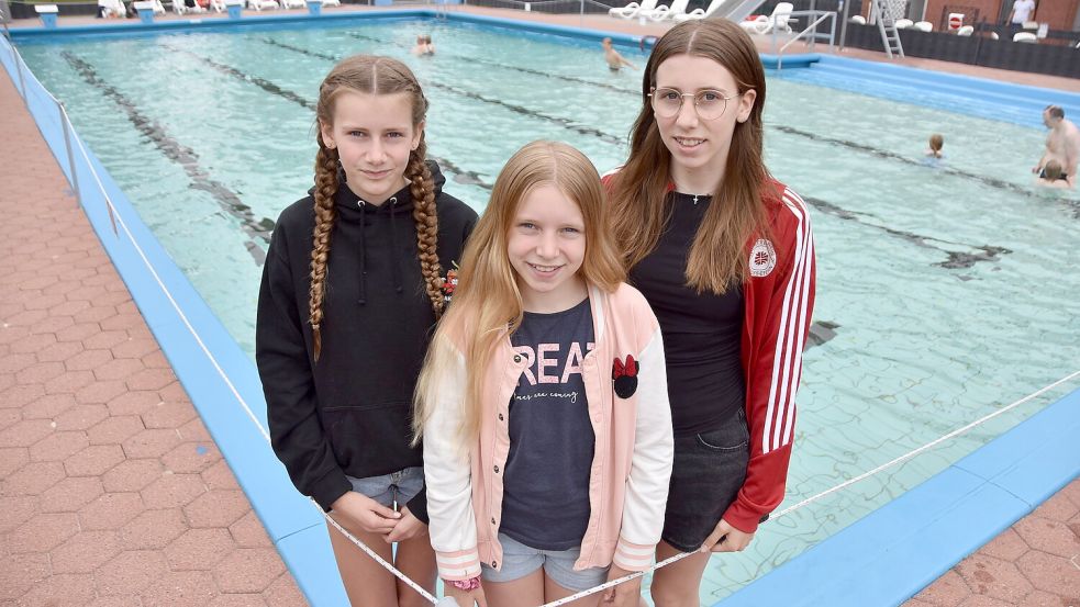 Auch die Schwestern Rika, Greta und Weda nahmen am Sponsorenschwimmen im Freibad Holtrop teil. Foto: Thomas Dirks