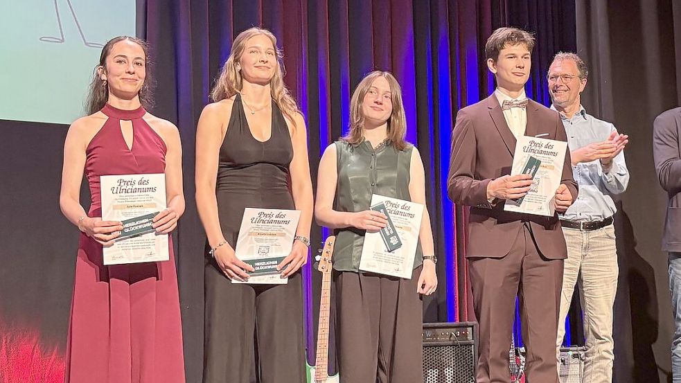 Besonders geehrt: Mit 1,0 haben Jule Paxian (von Links), Amelie Lübben, Emma Blesene und Gilbert Altmikus ihr Abitur bestanden. Foto: Lasse Paulsen