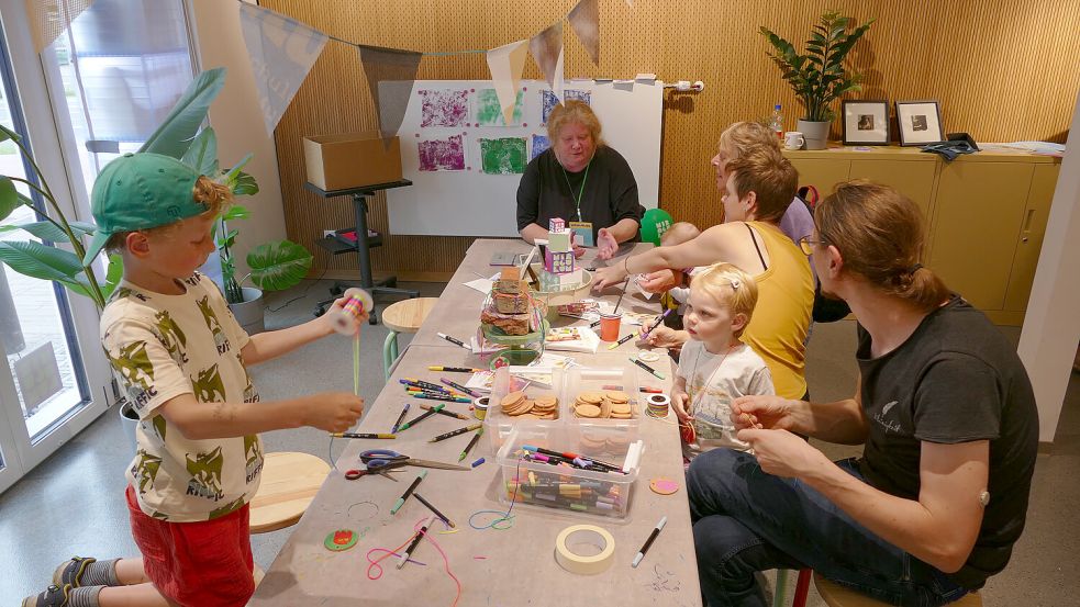 Beim Sommerfest im „Miraculum“ war fleißiges Basteln und Pinseln angesagt. Foto: Werner Jürgens