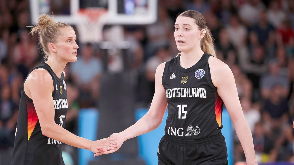 Das WNBA-Duo Leonie Fiebich und Luisa Geiselsöder (r) hat Deutschland bei der EM auf Platz fünf geführt. Foto: Christian Charisius/dpa