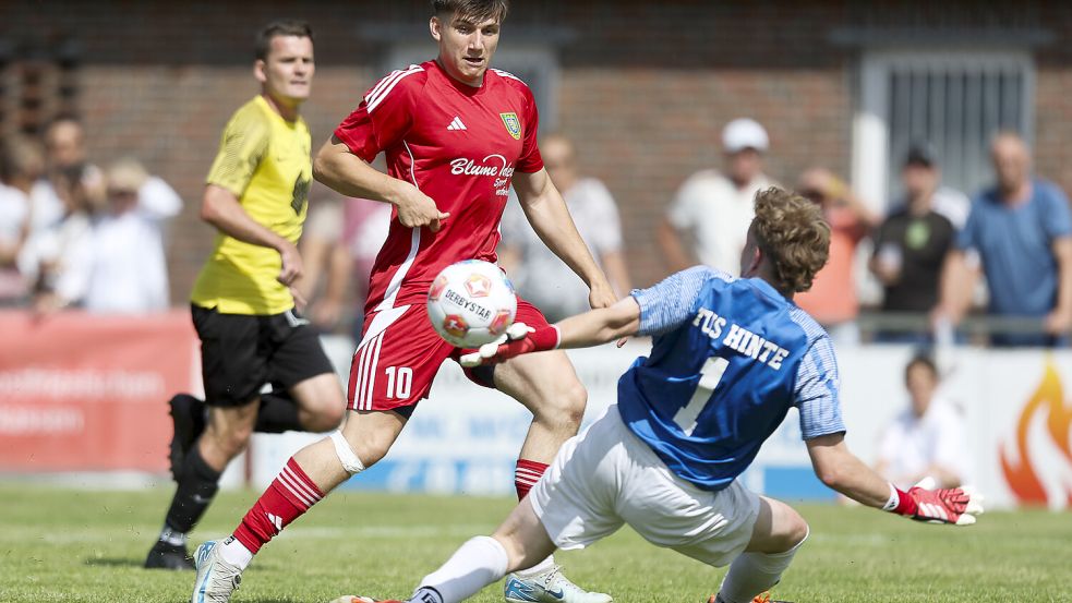 Der ehemalige Auricher Dirk Frerichs hat in dieser Szene das 1:0 auf dem Fuß, doch Hintes Torhüter Lasse Hoogestraat erwischte einen guten Tag. Fotos: Jens Doden (Emden)