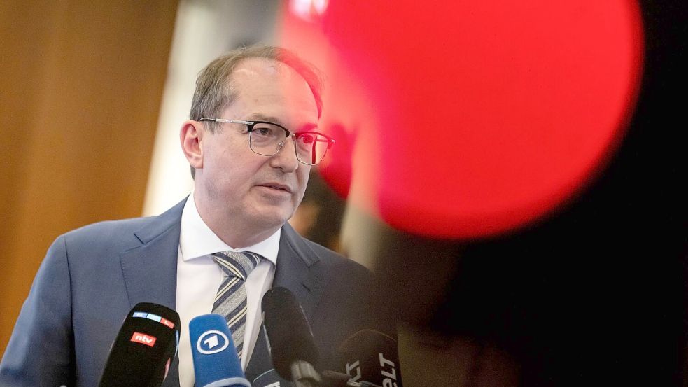 Bleibt bei seinen Bedenken gegen einen AfD-Verbotsantrag: Alexander Dobrindt. (Archivbild) Foto: Fabian Sommer/dpa