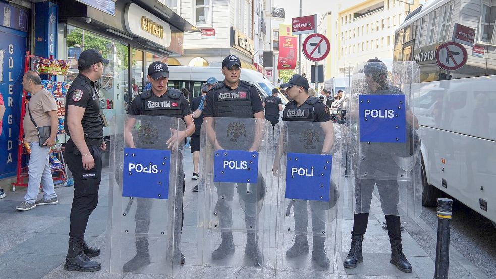 Türkische Polizisten stehen in einer Sicherheitslinie während des jährlichen LGBTQ+ Pride Marsches. Foto: Dilara Acikgoz/AP/dpa