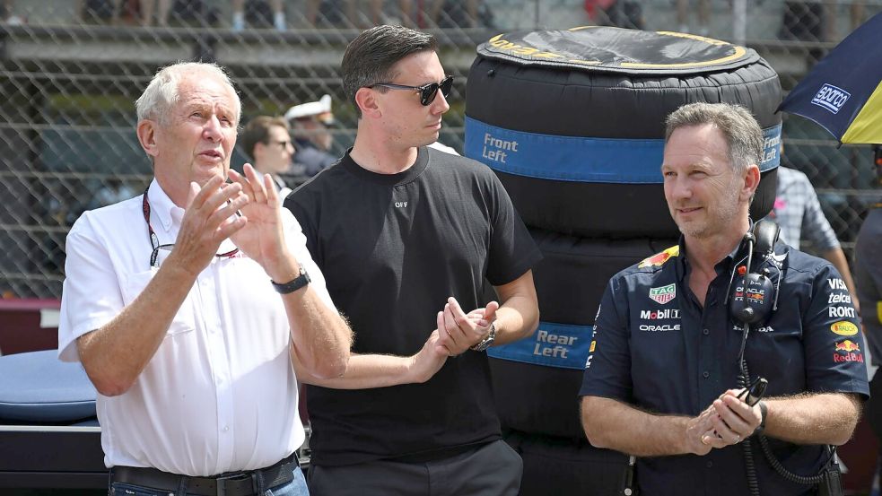 Helmut Marko (l) droht der Verlust seines Schützlings Max Verstappen. Foto: Christian Bruna/AP/dpa