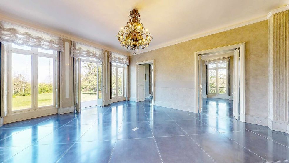 Ein Raum in der Villa von Karl Lagerfeld vor den Toren von Paris (undatiert). Foto: ---/Mediacorp/dpa