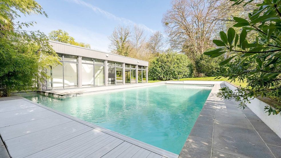 Pool und Poolhaus auf dem Anwesen von Karl Lagerfeld vor den Toren von Paris (undatiert). Foto: ---/Mediacorp/dpa