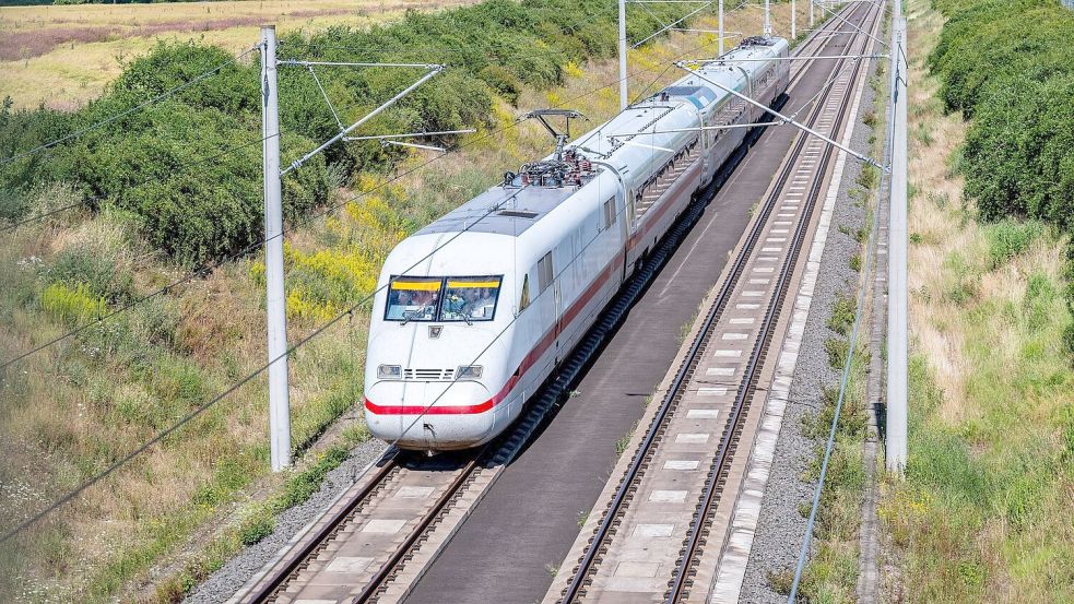 Mit 405 Kilometer pro Stunde rauschte der Zug mit dem Testwagen über die Strecke zwischen Erfurt und Leipzig. Foto: Jacob Schröter/dpa