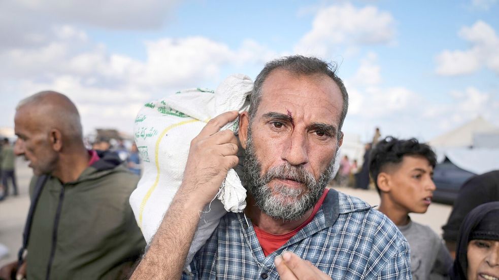 Die Gaza Humanitarian Foundation verteilt Lebensmittel an die Palästinenser im Gazastreifen. Sie ist umstritten - vor allem wegen der vielen getöteten und verletzten Zivilisten im Umfeld der Lebensmittelverteilung. (Archivfoto) Foto: Abdel Kareem Hana/AP/dpa