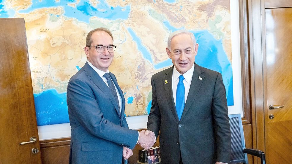 Bundesinnenminister Alexander Dobrindt (CSU) traf am Wochenende in Israel Ministerpräsident Benjamin Netanjahu sowie weitere Kabinettsmitglieder. (Handout) Foto: Jens Oellermann/BMI/dpa