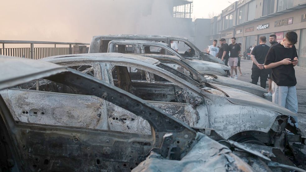 Mehrere Autos verbrannten in den Feuern. Foto: Murat Kocabas/SOPA Images via ZUMA Press Wire/dpa