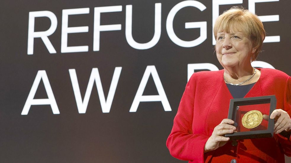 Merkel bei einer Preisverleihung für ihre Flüchtlingspolitik Foto: Stefan Wermuth/KEYSTONE REUTERS POOL/dpa