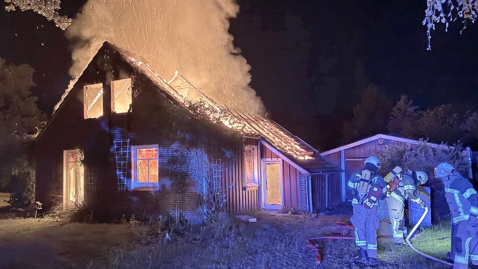 Das Gebäude stand vollständig in Brand. Foto: Feuerwehr Ihlowerfehn