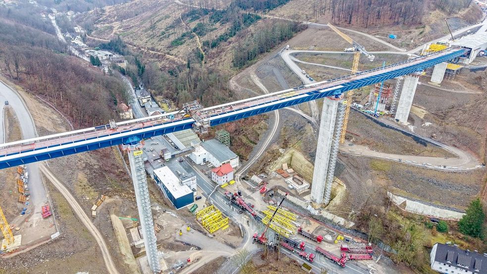 Der Verkehr kann wohl eingeschränkt wieder früher rollen als geplant. (Archivbild) Foto: Alex Talash/dpa