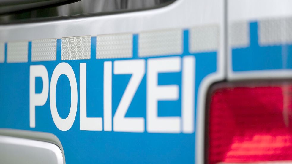 Die Polizei sucht mit einem Dutzend Streifenwagen nach dem vermeintlich entführten Kind. (Symbolbild) Foto: Marijan Murat/dpa
