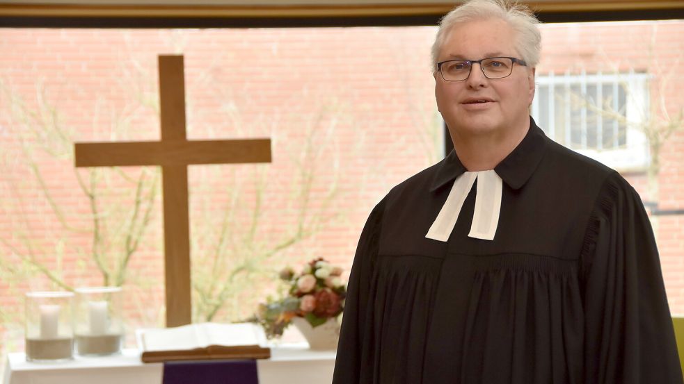 Pastor Stefan Schneider (hier vor seiner Aufstellungspredigt im März 2024) war nur ein Jahr lang in Marienhafe tätig. Foto: Thomas Dirks