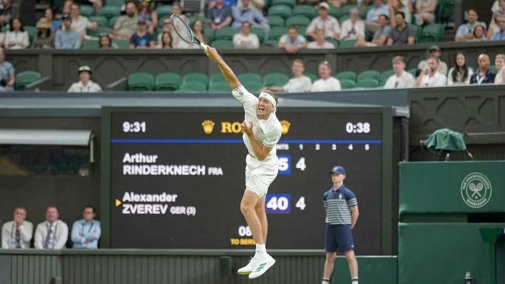 Alexander Zverev steht am Dienstag wieder auf dem Centre Court. Foto: Alastair Grant/AP/dpa