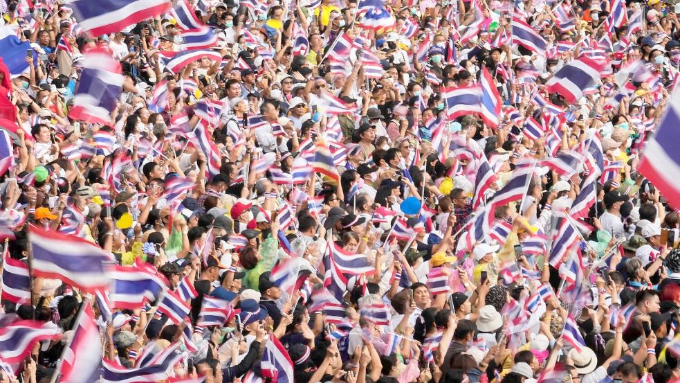 Tausende hatten am Wochenende den Rücktritt der Regierungschefin gefordert. (Archivbild) Foto: Sakchai Lalit/AP/dpa