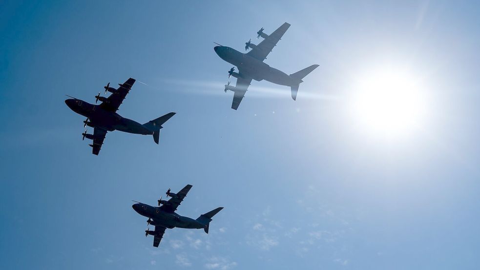 Bei einer Flugvorführung sind drei Airbus-Transportflugzeuge vom Typ A400M am Himmel zu sehen. Foto: Stefan Sauer/dpa