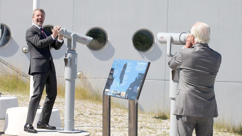 Gute Laune und Sonnenschein: Schwedens König Carl Gustaf (rechts) scherzt mit Dänemarks König Frederik. Foto: Steffen Trumpf/dpa