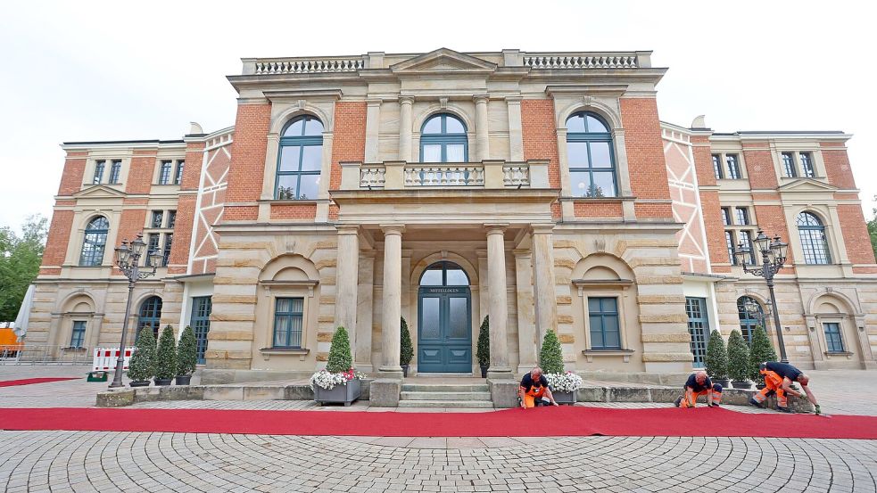 Traditionell wird zum Festspiel-Auftakt der rote Teppich für die Prominenz ausgerollt. (Archivbild) Foto: Karl-Josef Hildenbrand/dpa