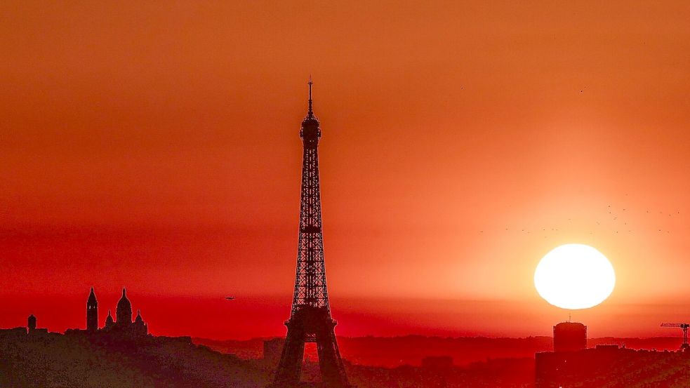 Im Großraum Paris wurden wegen der Hitze Einschränkungen für den Autoverkehr erlassen. Foto: Thibaud Moritz/AFP/dpa