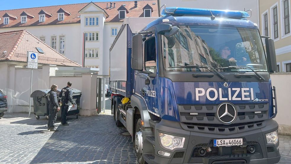 Gegen Mittag rückten weitere Ermittler mit einem Lastwagen an. Foto: Christopher Kissmann/dpa