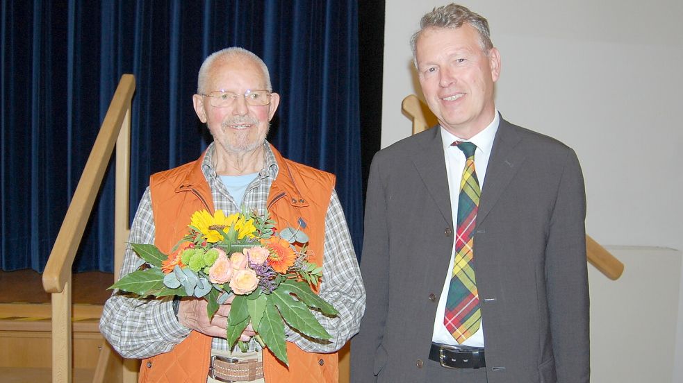 Der Ihlower Behindertenbeauftragte Günther Reintjens (links) wurde von Bürgermeister Arno Ulrichs offiziell verabschiedet.
