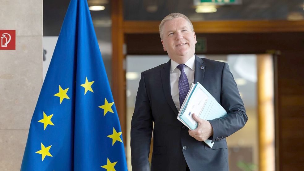 Nicht ein einziger Euro solle nach Meinung der EU-Kommission in Länder fließen, in denen die Rechtsstaatlichkeit nicht respektiert wird, sagt EU-Kommissar Michael McGrath. (Archivbild) Foto: Omar Havana/AP/dpa